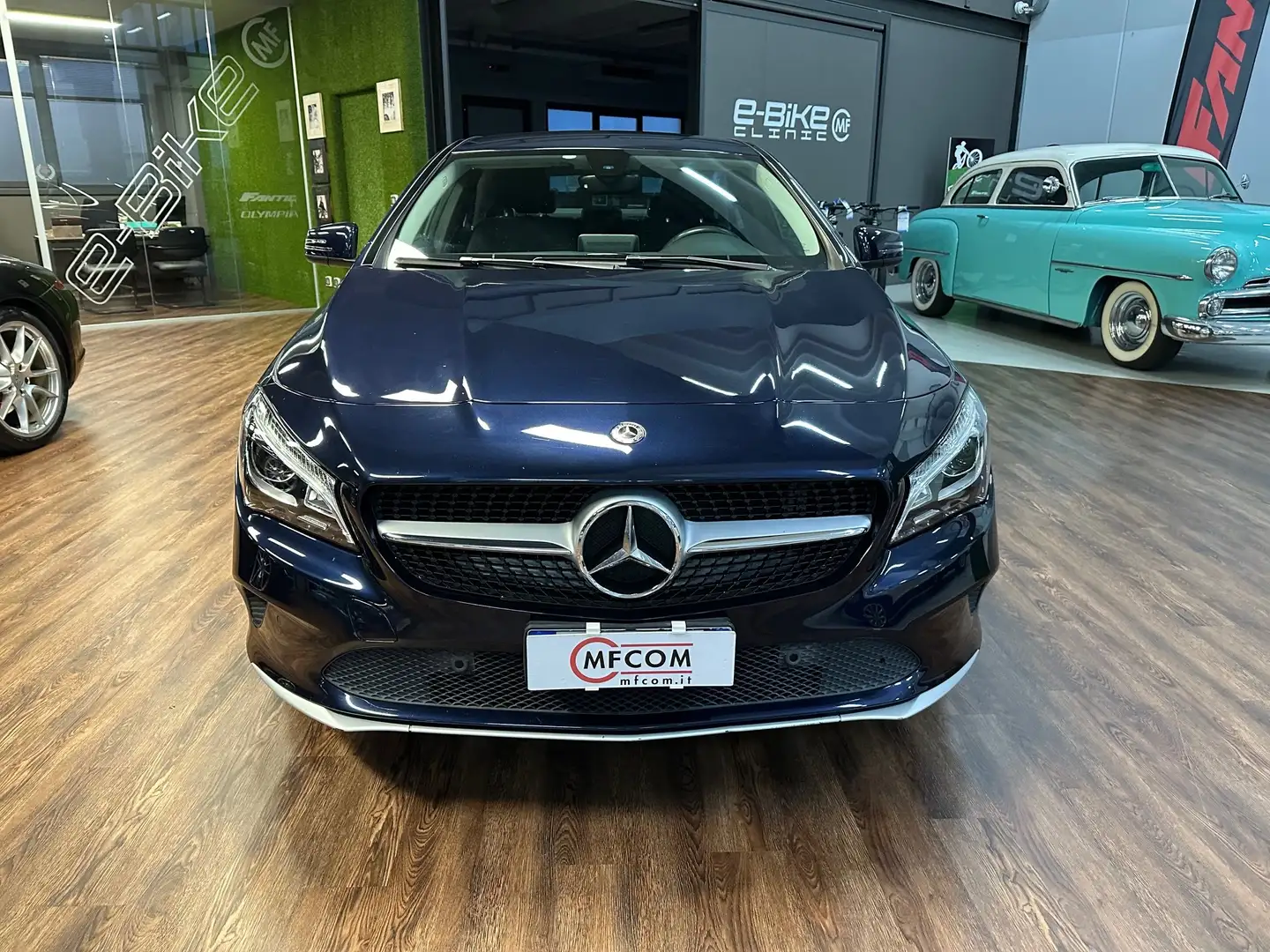 Mercedes-Benz CLA 200 d Premium 4matic auto Modrá - 2