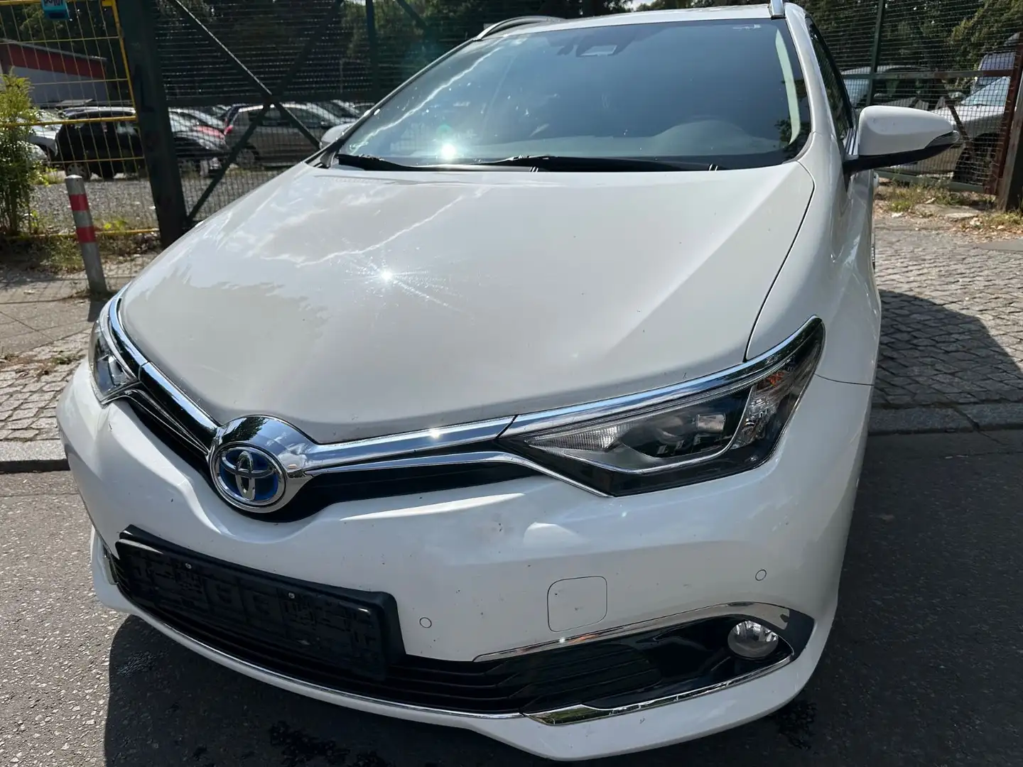 Toyota Auris Touring Sports Hybrid Executive Weiß - 1