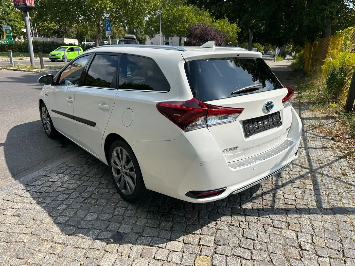 Toyota Auris Touring Sports Hybrid Executive Weiß - 2
