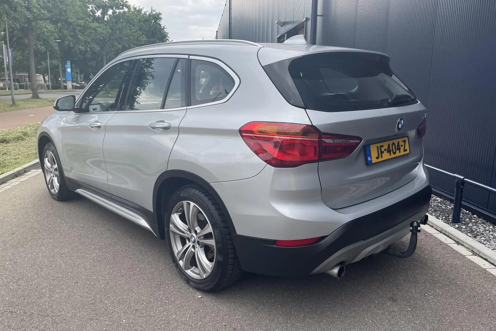 BMW X1 xDrive20i xLine Grijs - 2