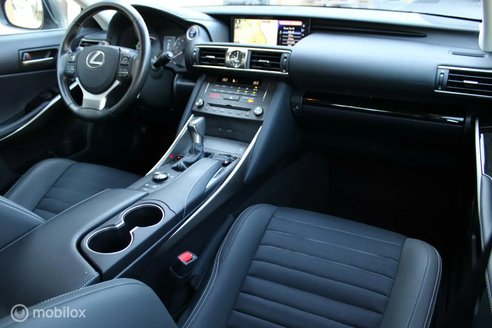 Lexus IS 300 300h Hybrid Business Line Pro, Navi, Stoelverwarmi Grijs - 2