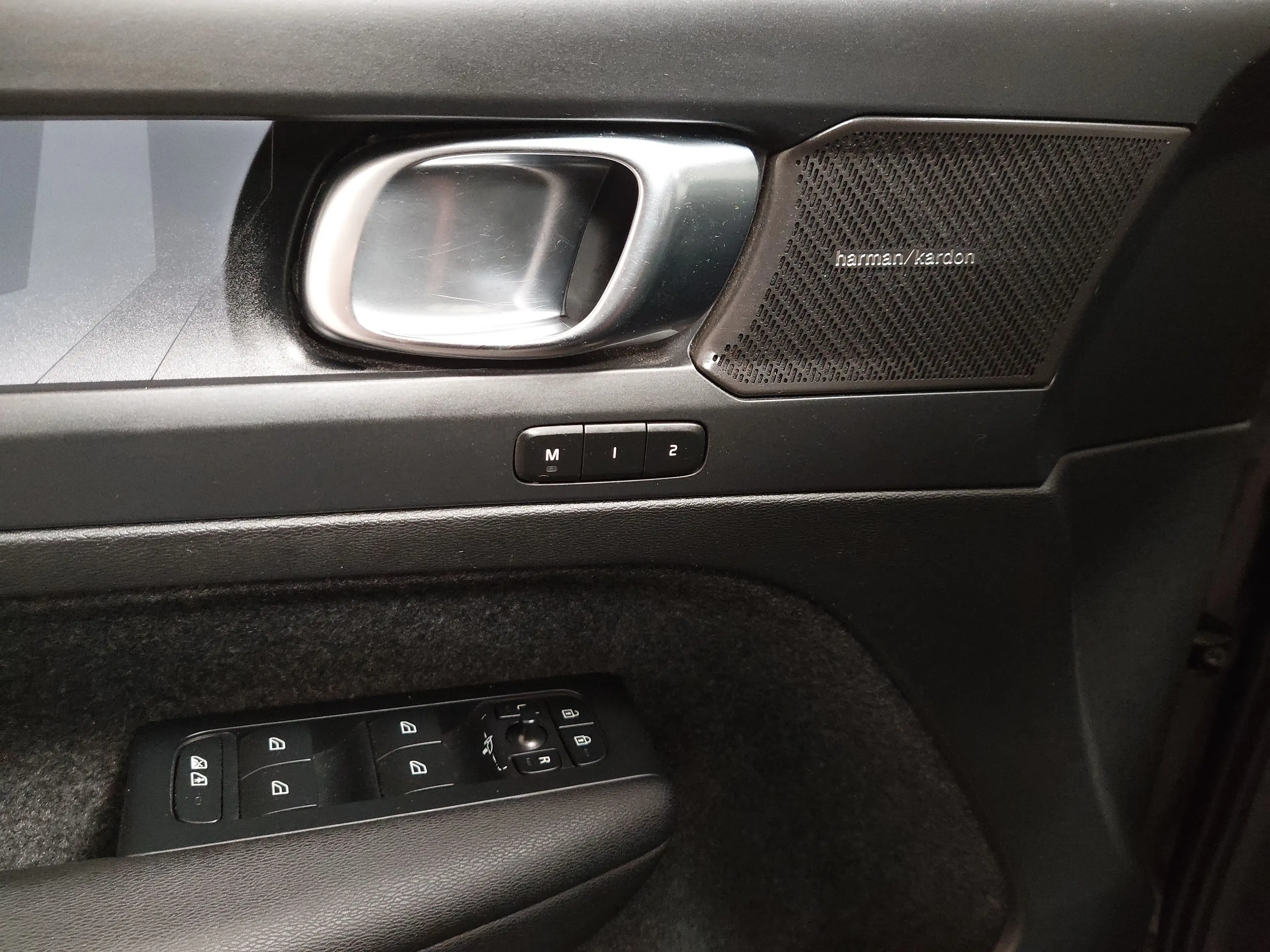 Volvo C40 C40 NAVI KLIMAAUT LED MFL SHZ HUD AHK DAB HIFI Pano — photo 5