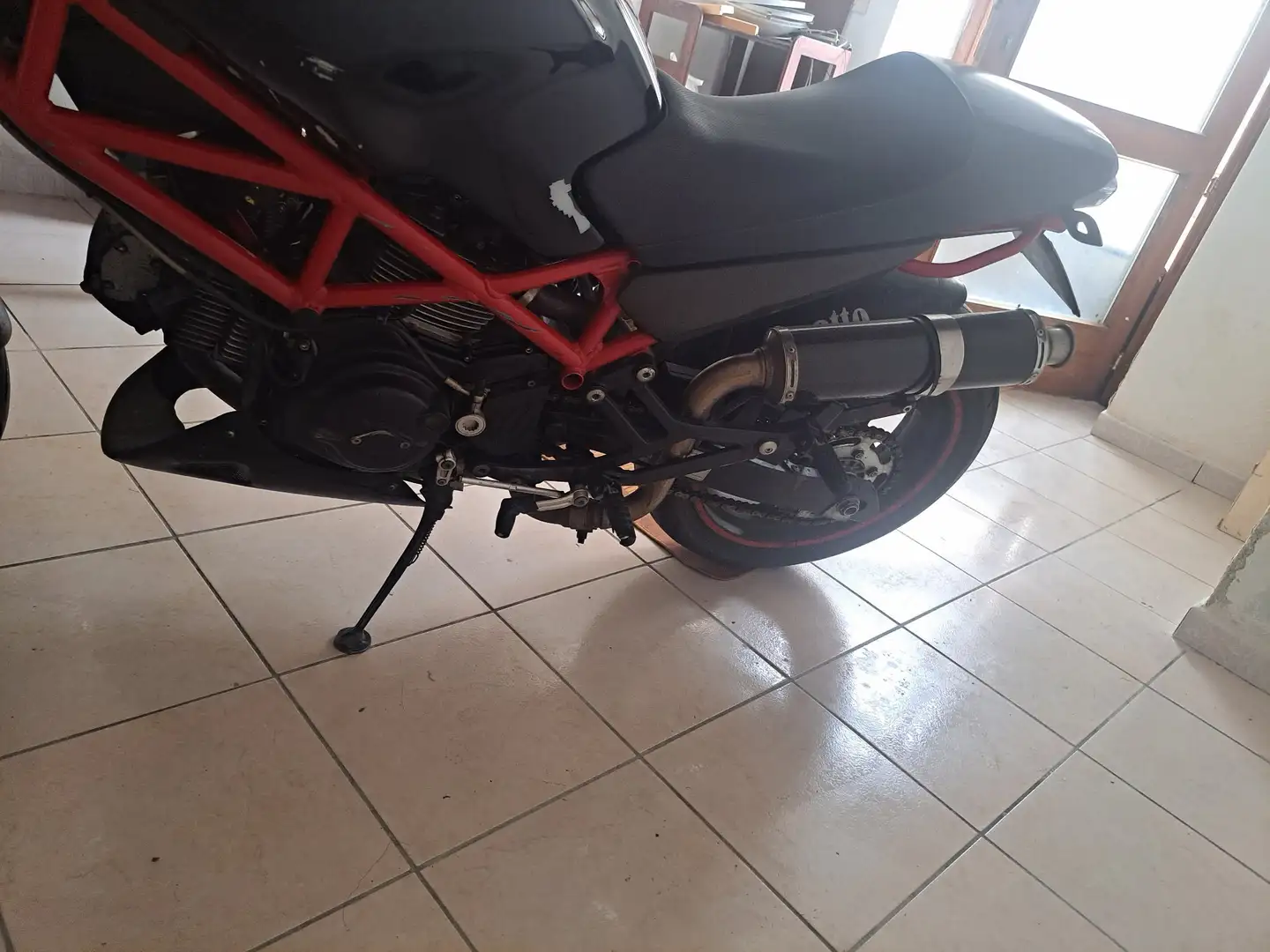 Ducati Monster 695 crna - 1