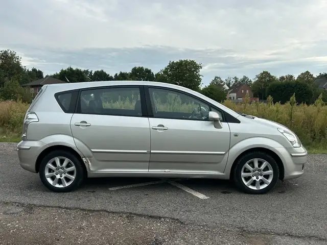 Toyota Corolla Verso view 6