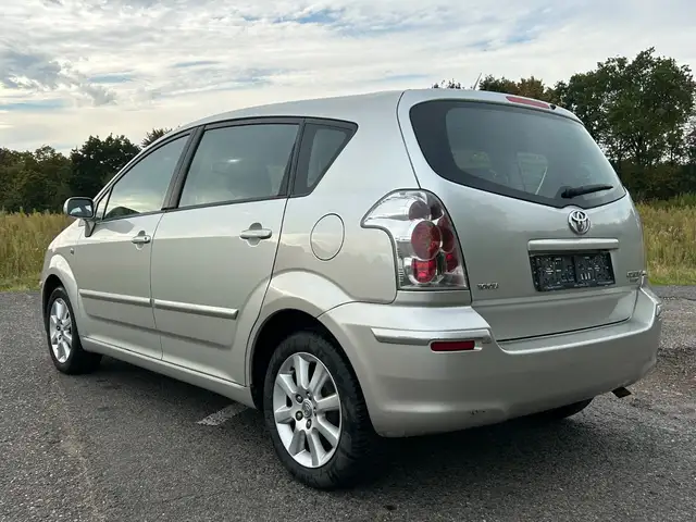 Toyota Corolla Verso view 3