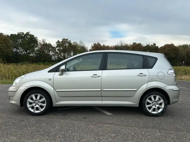 Toyota Corolla Verso view 2