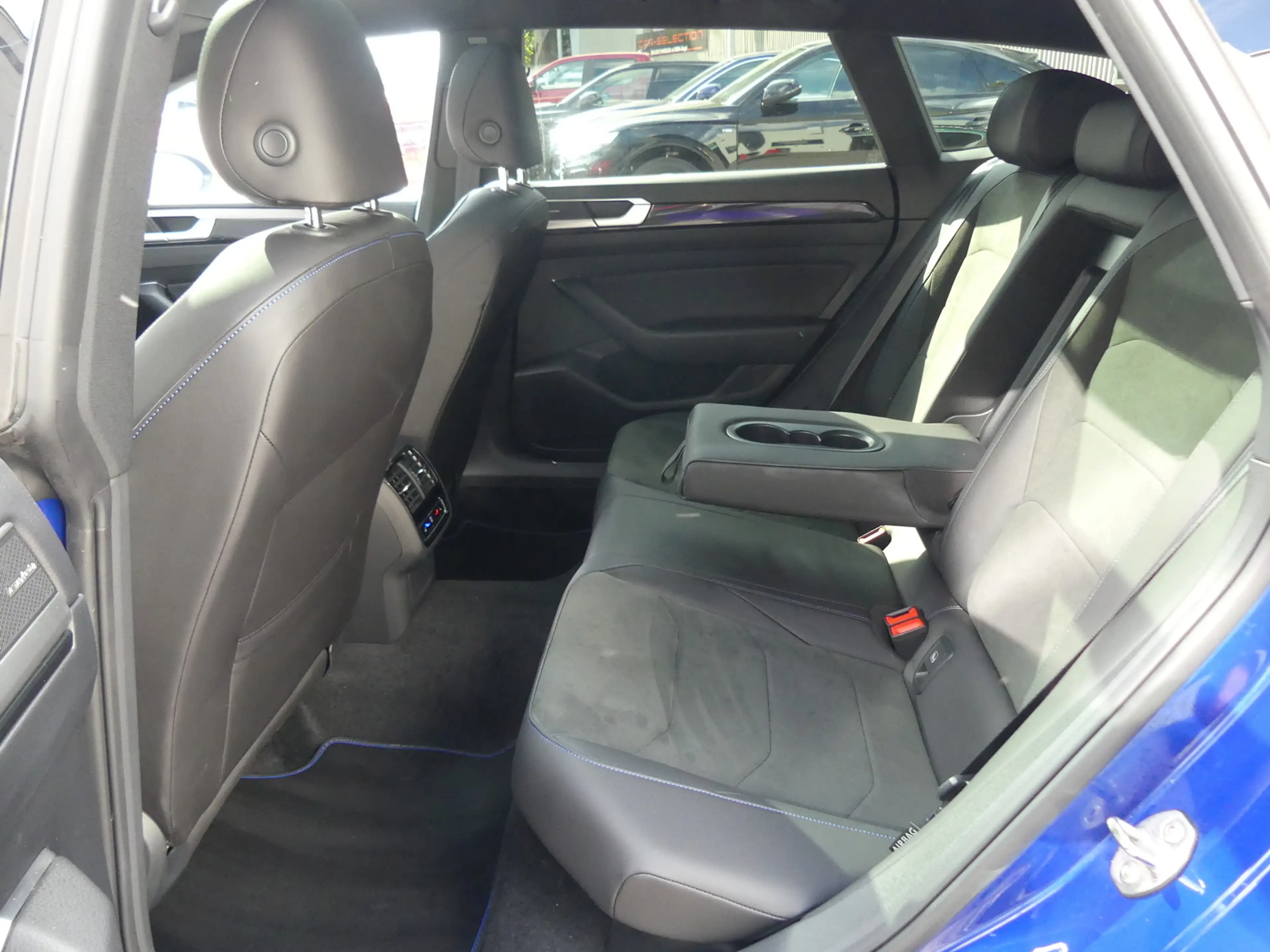 Volkswagen Arteon Shooting Brake R 2.0 TSI 4Mot IQ-LIGHT/PANO — photo 11