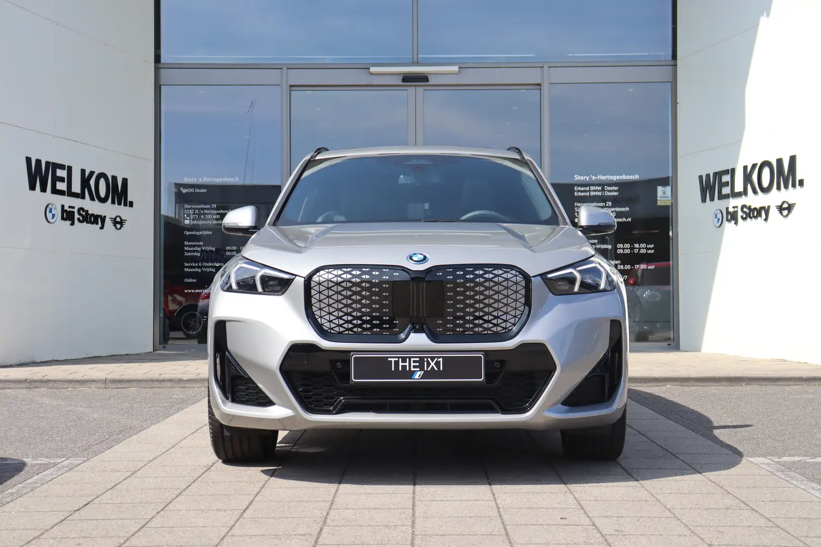 BMW iX1 eDrive20 M Sport / Panoramadak / Sportstoelen / Ad Zilver - 2