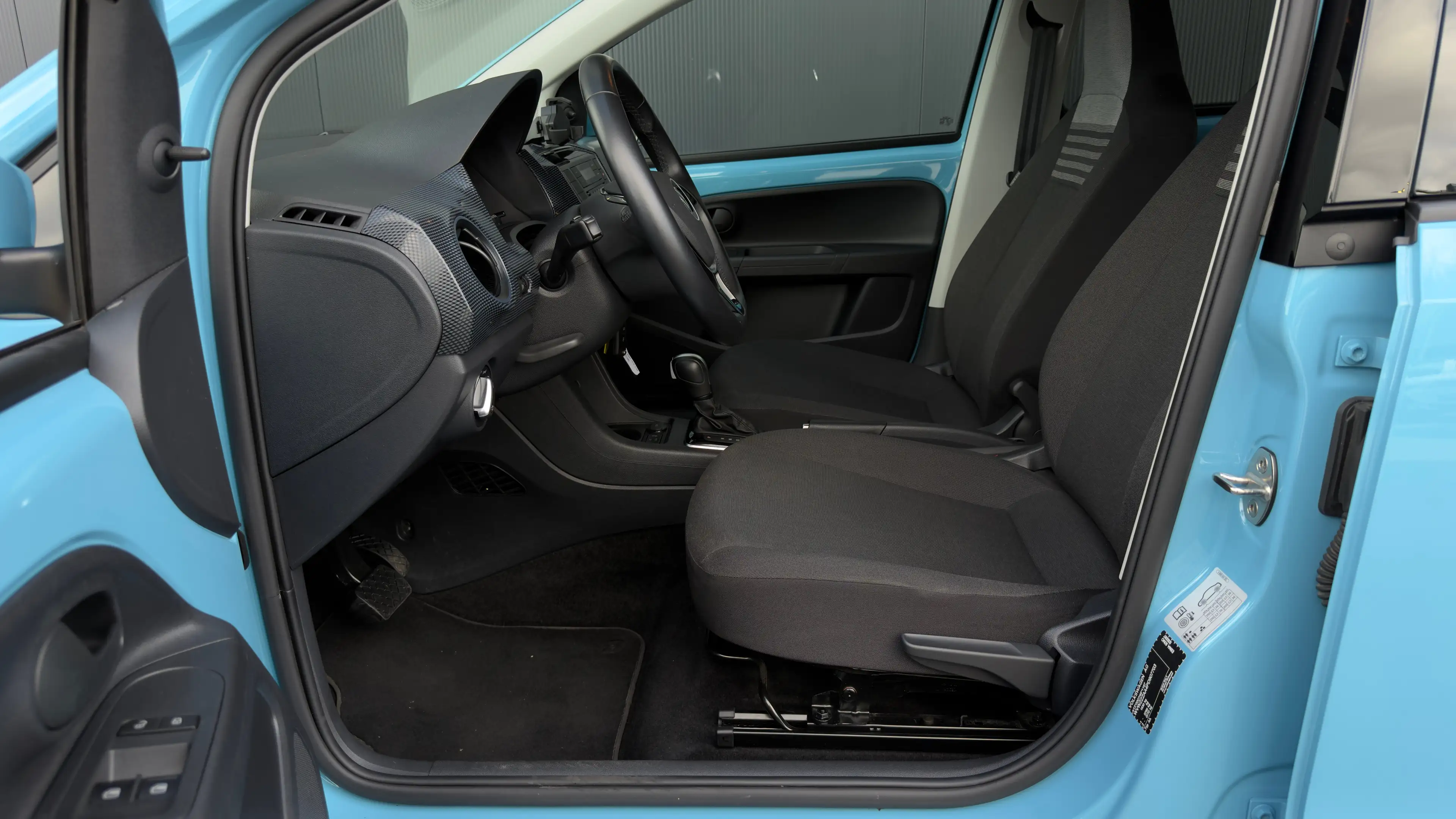 Volkswagen e-up! Live plus | SOH 90.8% | Camera | Clima | — photo 15