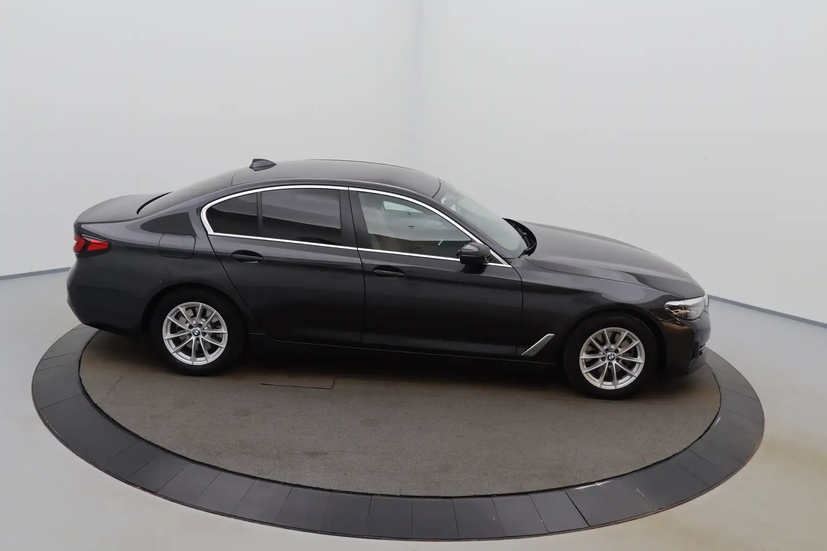 BMW 520 5 520dA MHEV Business Business LEDER/CUIR LED GPS Grijs - 2