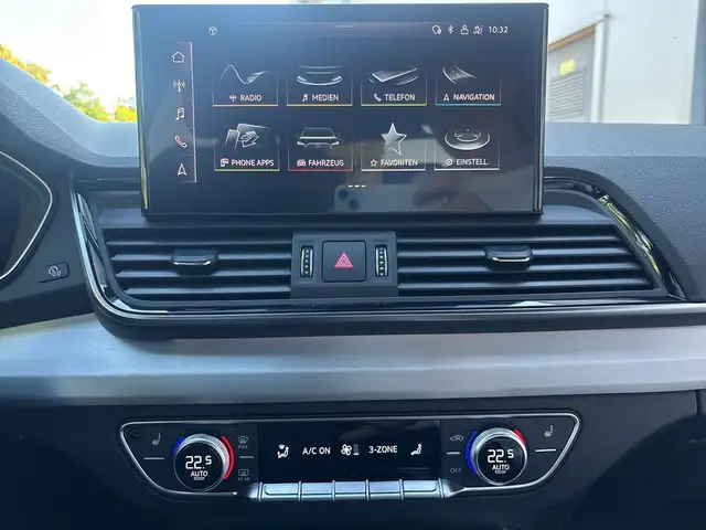 Audi Q5 view 11