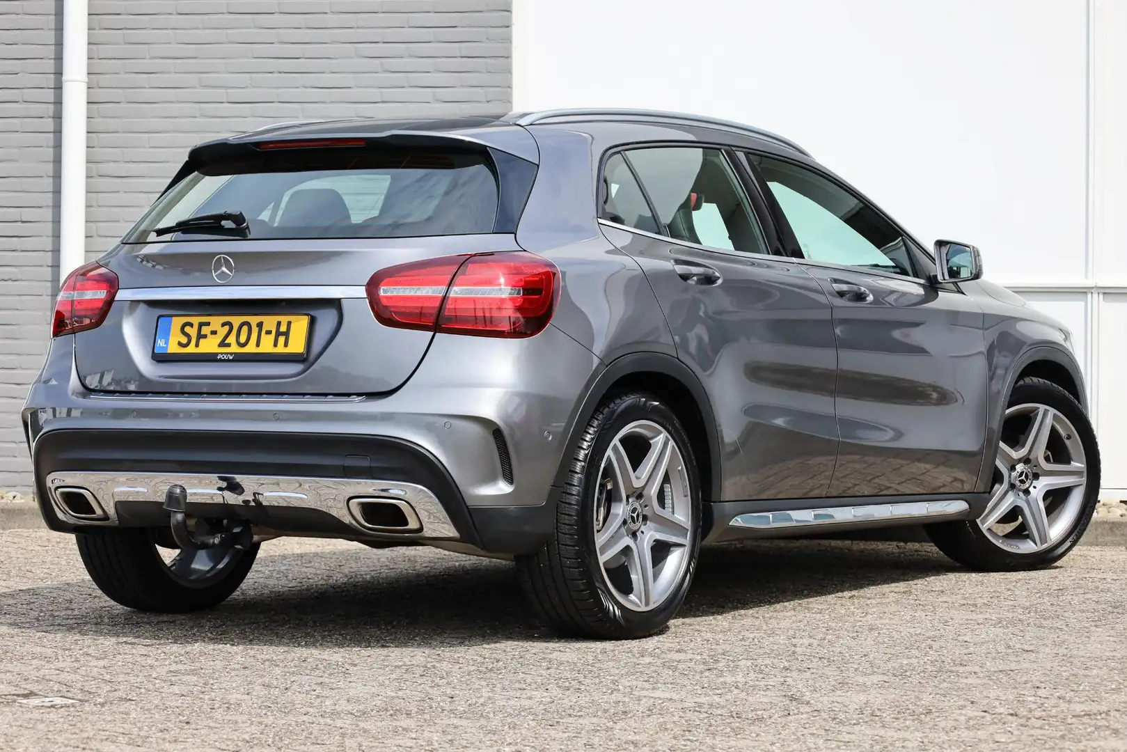 Mercedes-Benz GLA 180 122pk Business Solution AMG Upgrade Edition | Trek Grijs - 2
