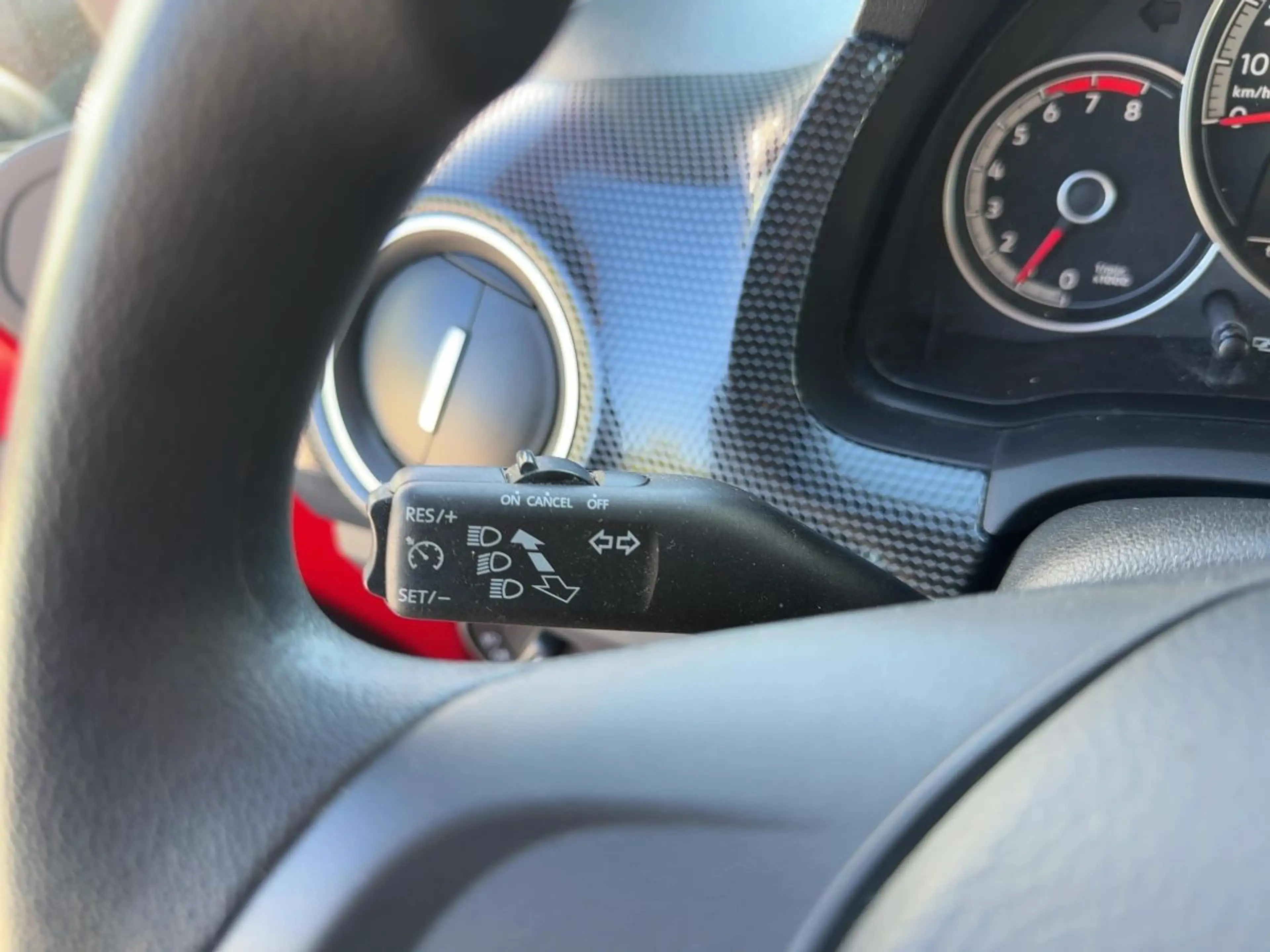 Volkswagen up! 1.0 — photo 13