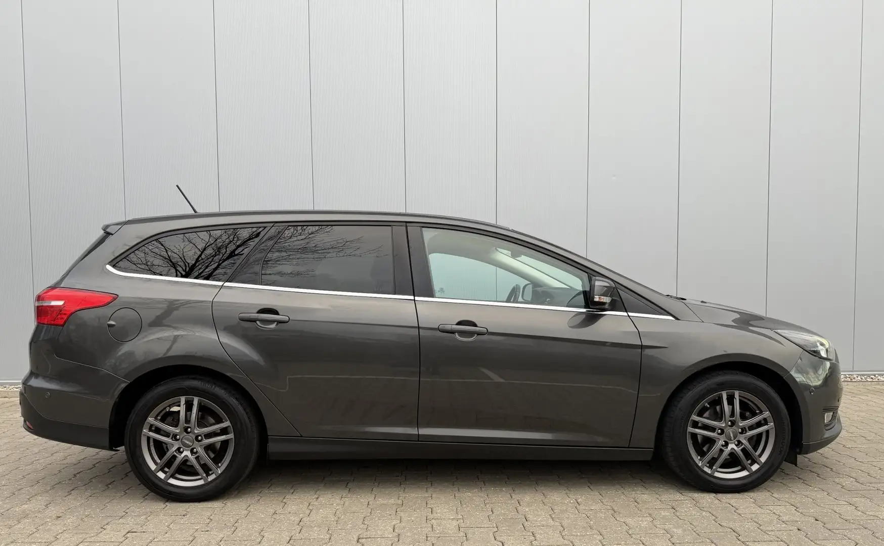 Ford Focus Wagon 1.0 125PK EcoBoost Titanium Business 2018 Gris - 2