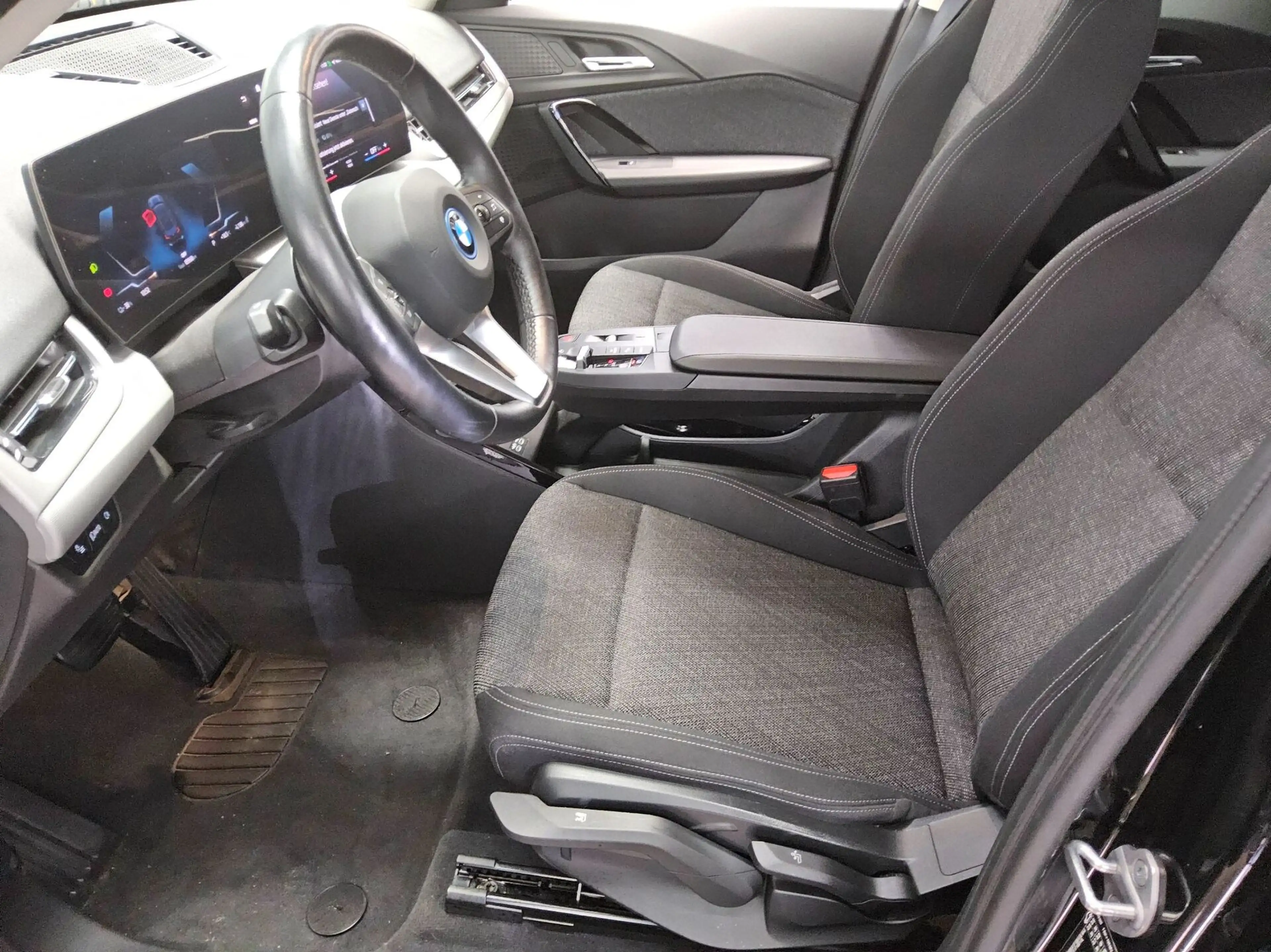 BMW iX IX1 NAVI KLIMAAUT LED RADIO MFL SHZ VC PDC KAMERA HIFI RFK Curved — photo 9