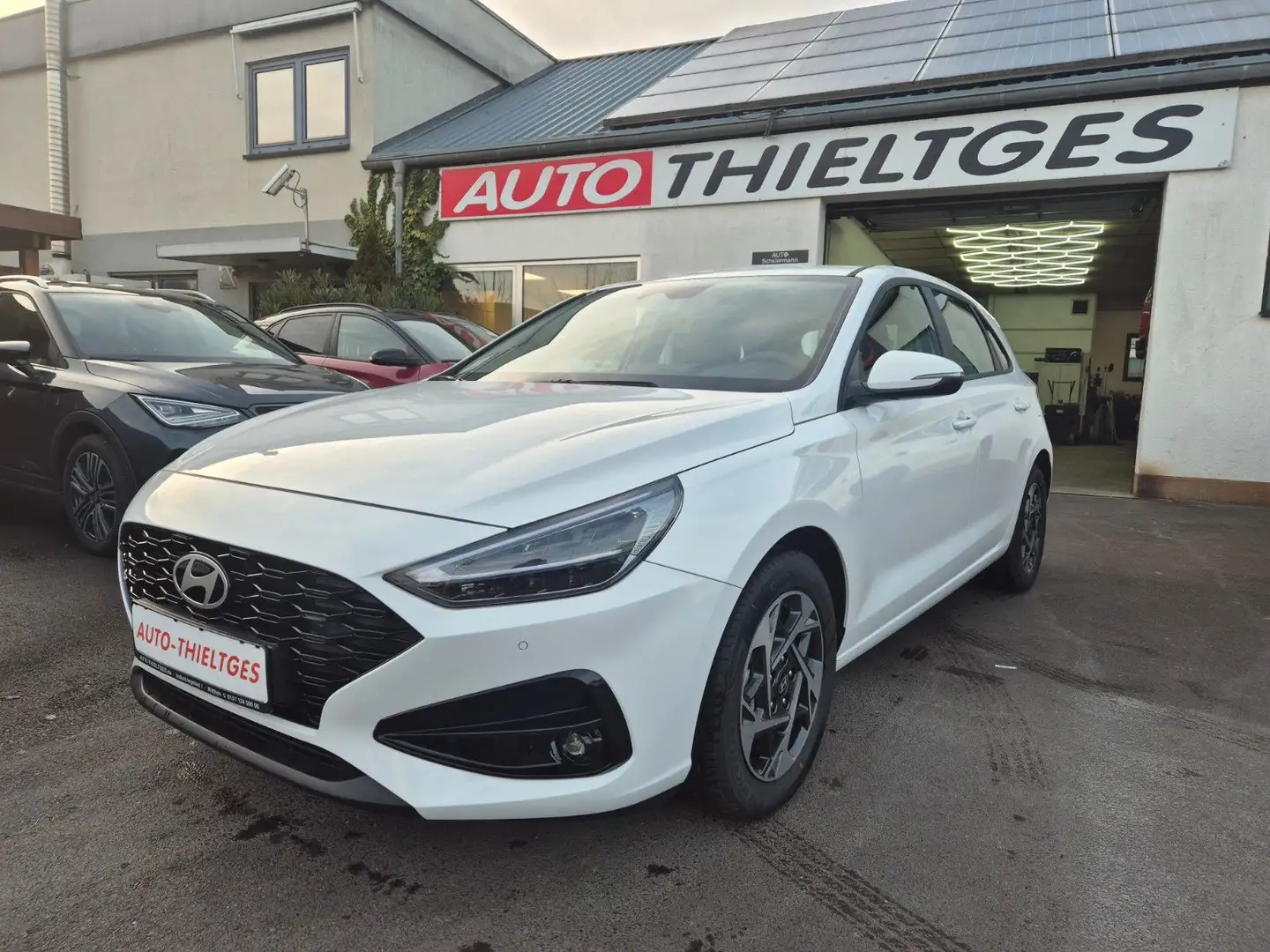 Hyundai i30 1,5 ltr. 4.Zyl LED.,  Navi, Sitzh.,R-Kamera, Weiß - 1