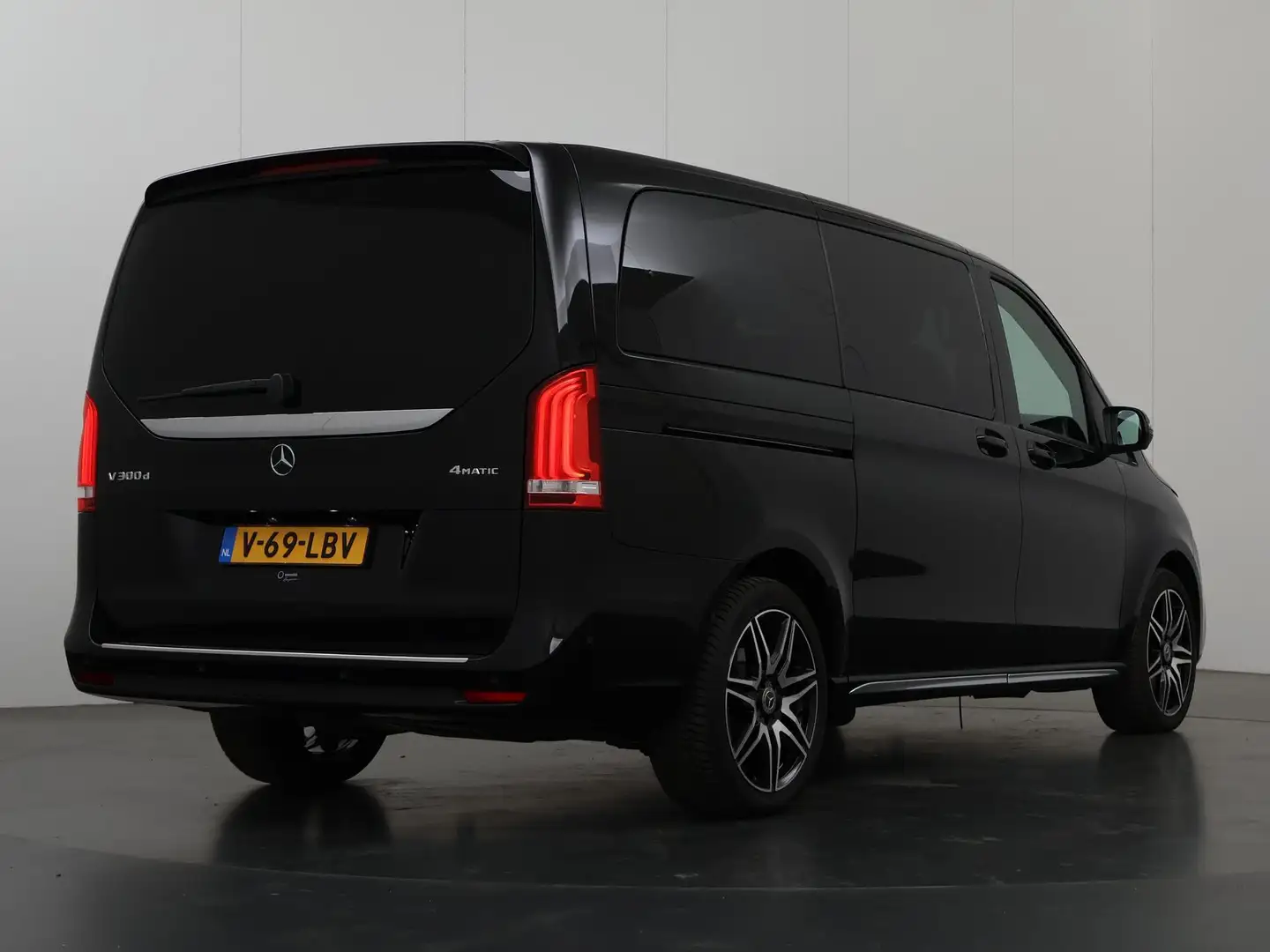 Mercedes-Benz V 300 300d 4-MATIC | AMG | L2 | Avantgarde | Dubbele Cab Zwart - 2