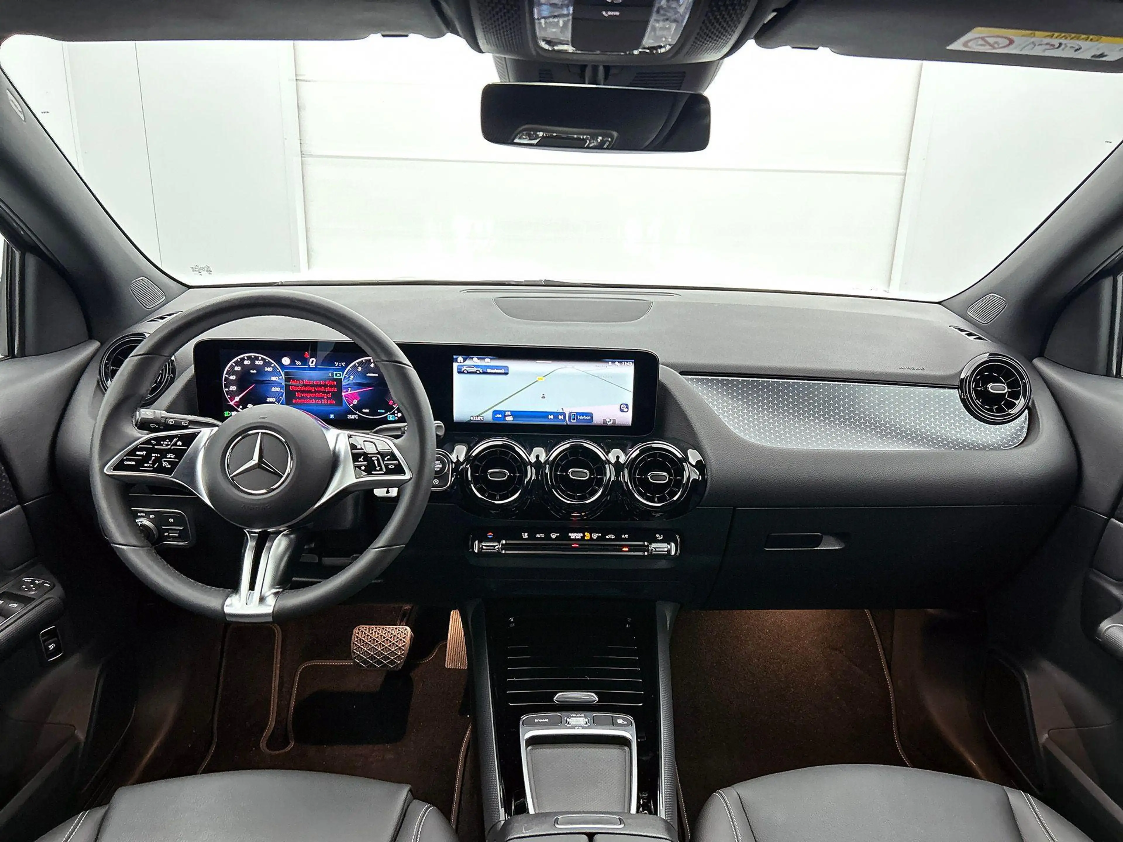 Mercedes-Benz GLA 180 Essential Line | Verwarmde Zetels | Navigatie | Ac — photo 3