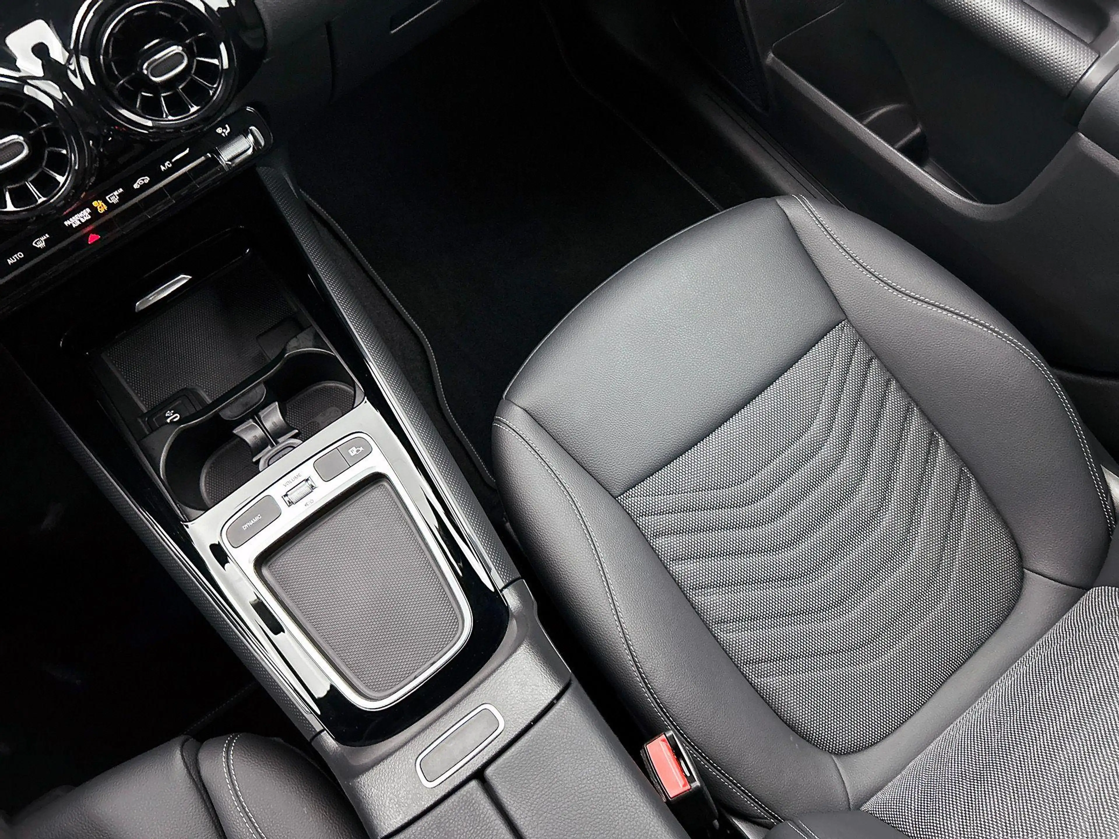 Mercedes-Benz GLA 180 Essential Line | Verwarmde Zetels | Navigatie | Ac — photo 10
