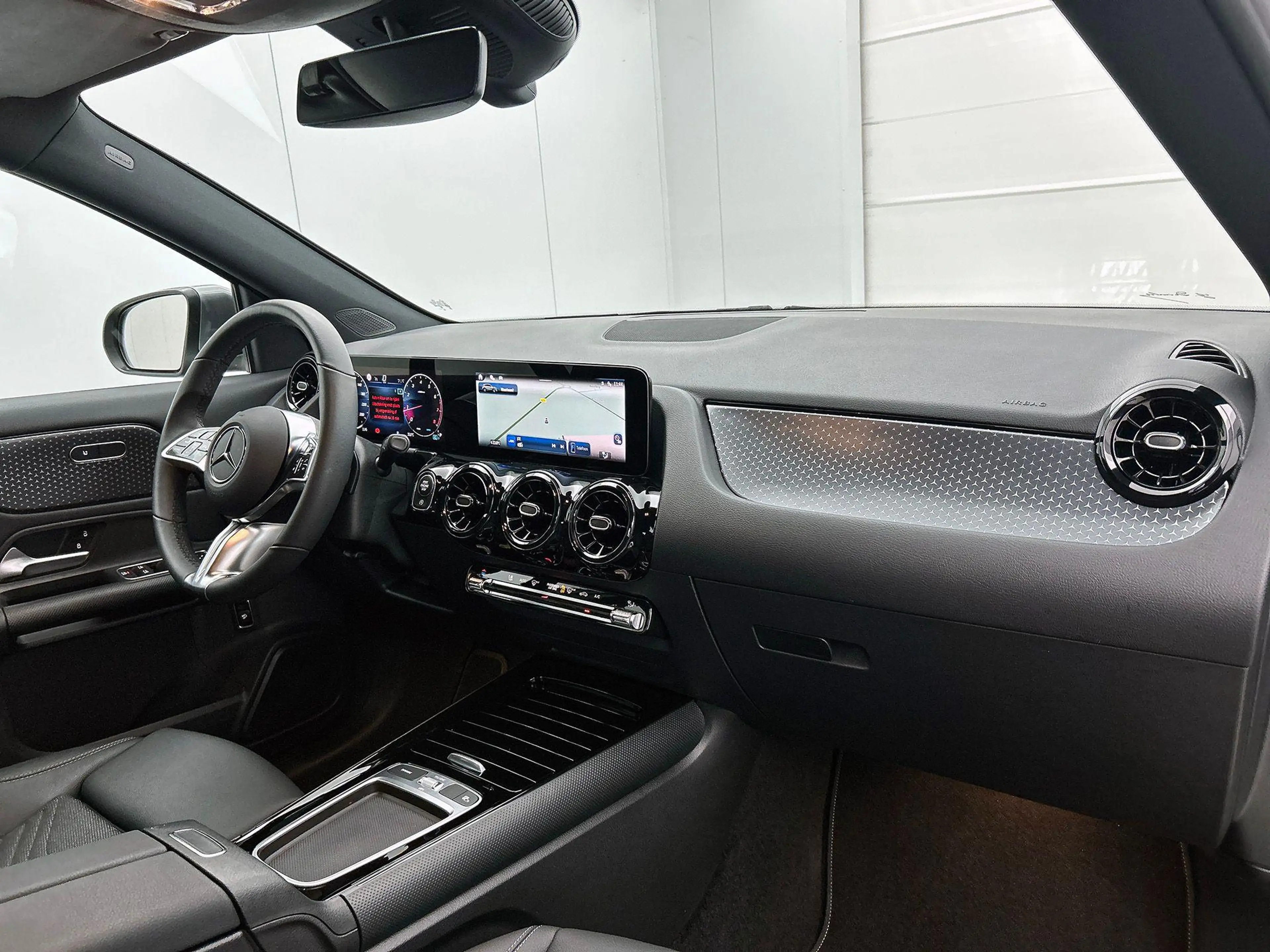 Mercedes-Benz GLA 180 Essential Line | Verwarmde Zetels | Navigatie | Ac — photo 9