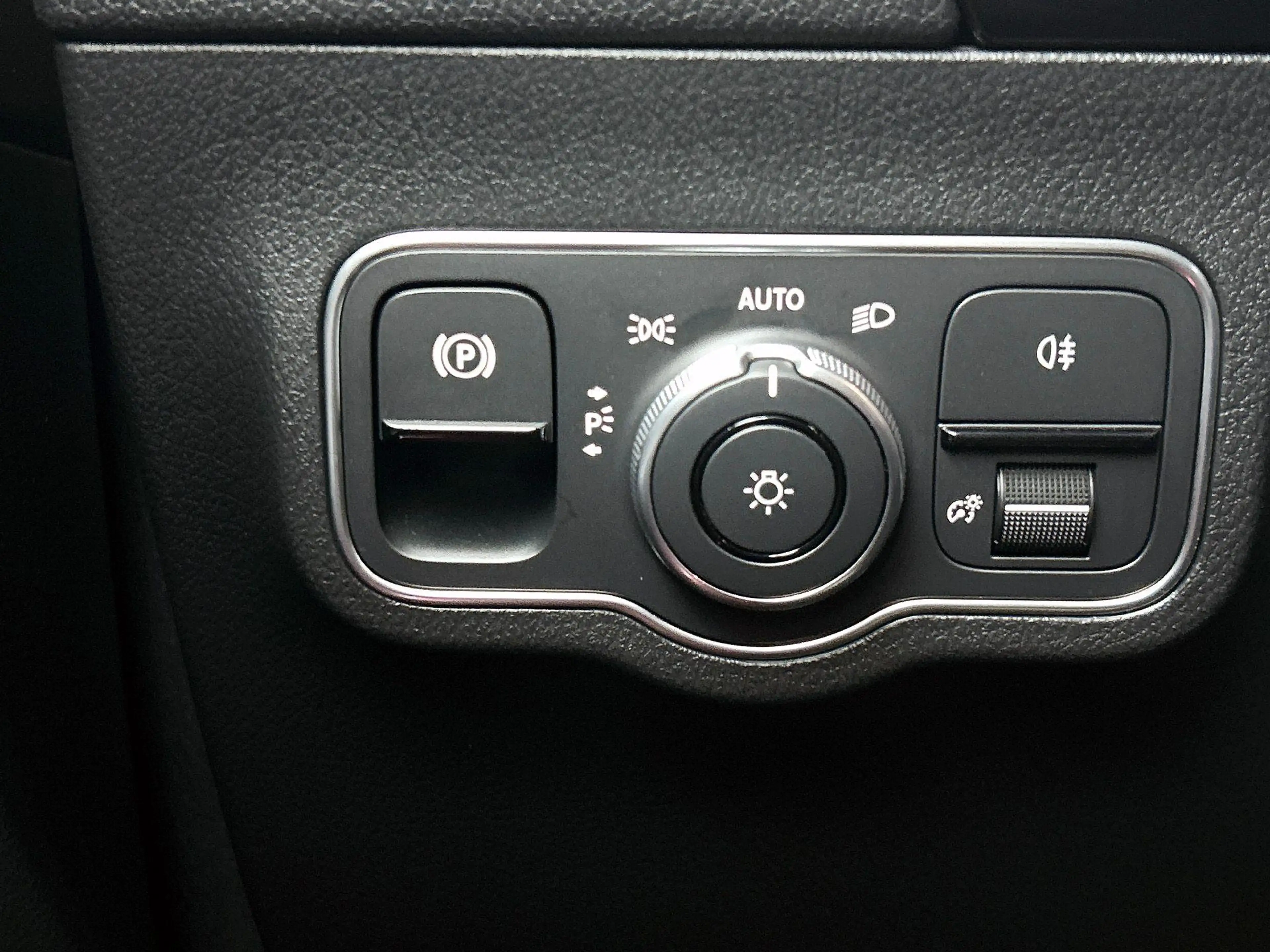 Mercedes-Benz GLA 180 Essential Line | Verwarmde Zetels | Navigatie | Ac — photo 12