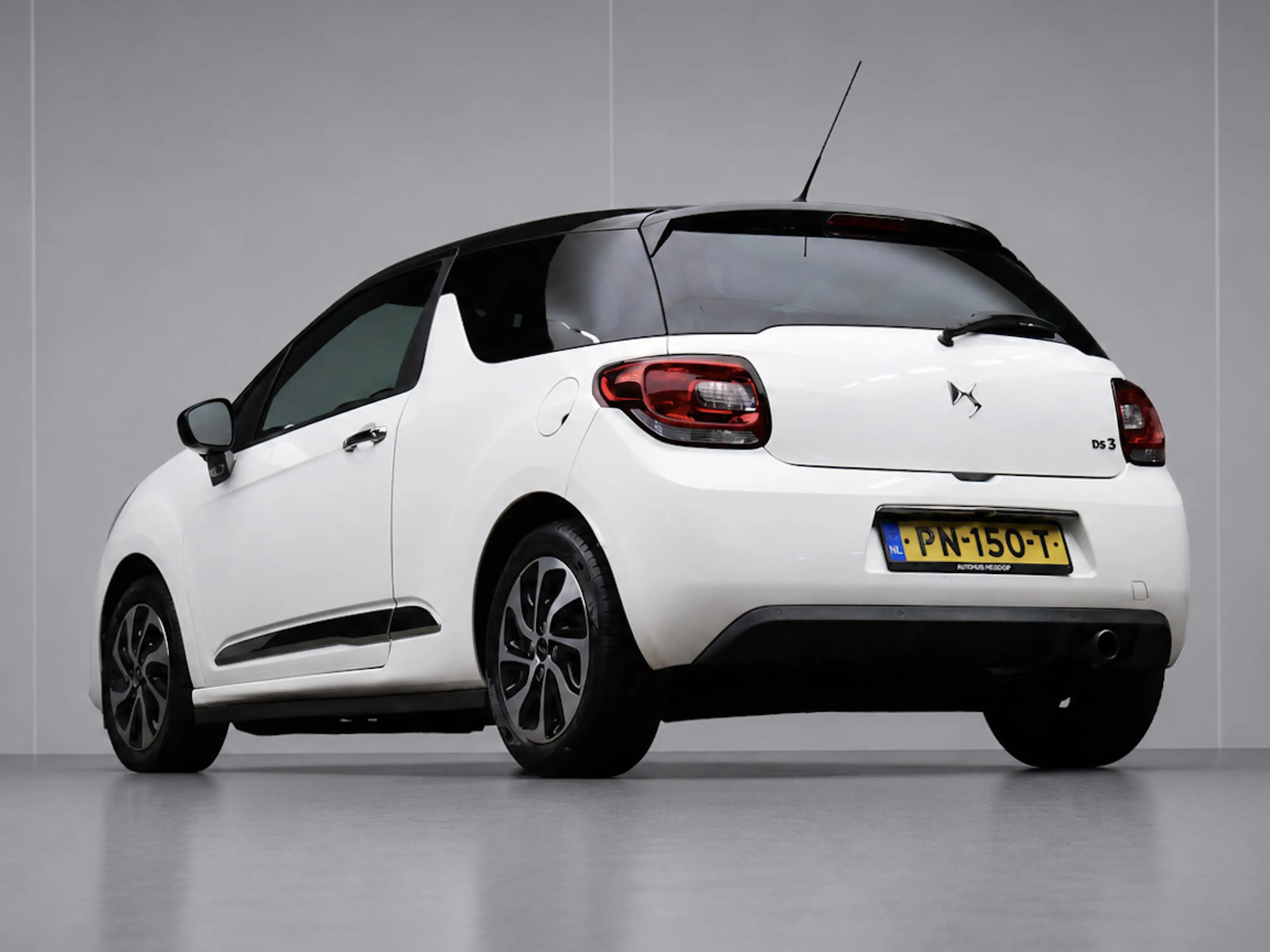 DS Automobiles DS 3 1.2 PureTech So Chic Sport (APPLE CARPLAY,NAVI,CAM — photo 3