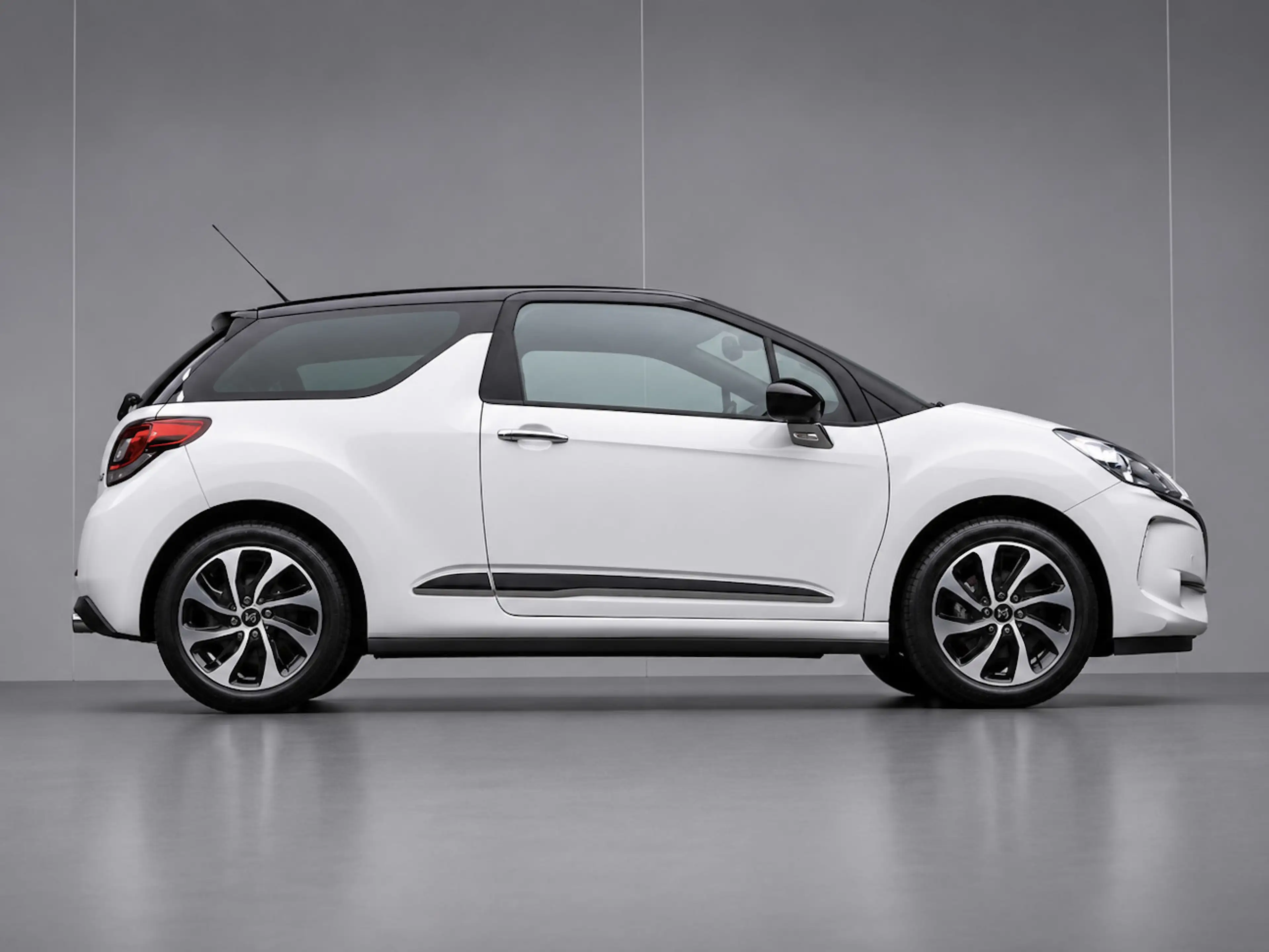 DS Automobiles DS 3 1.2 PureTech So Chic Sport (APPLE CARPLAY,NAVI,CAM — photo 5