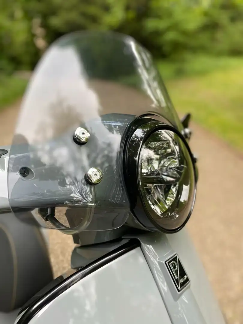 Vespa GTS Super Tech 300 Grau - 2