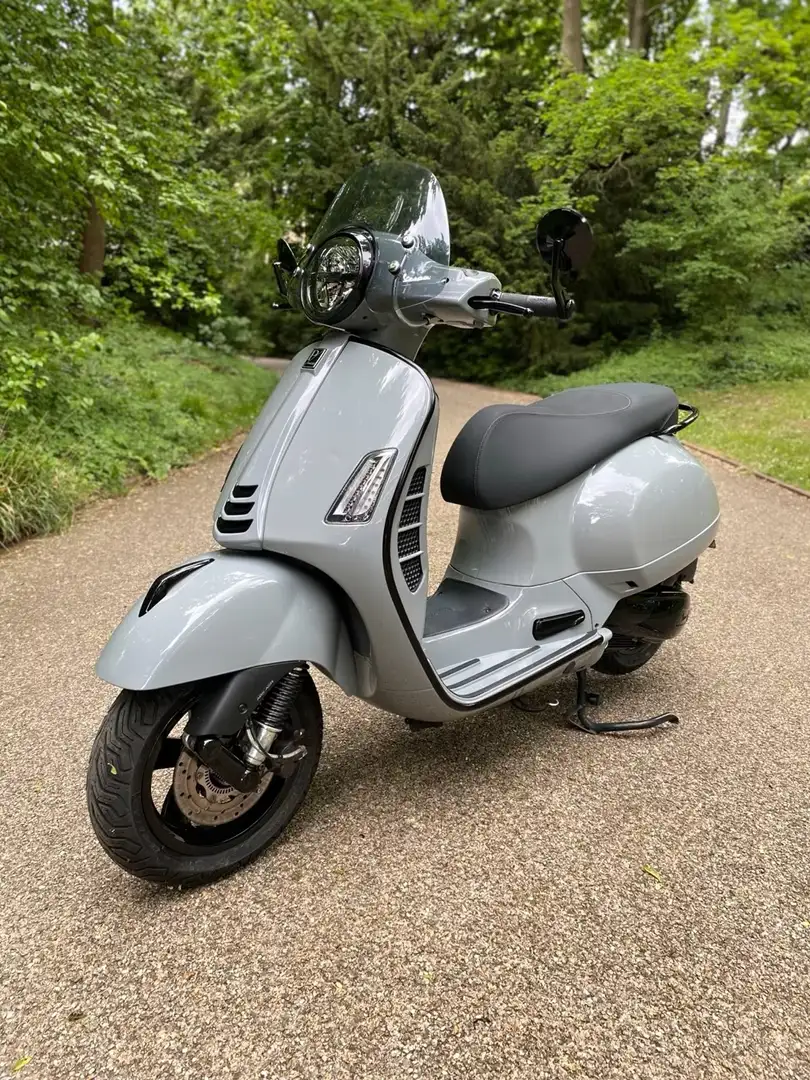 Vespa GTS Super Tech 300 Grau - 1