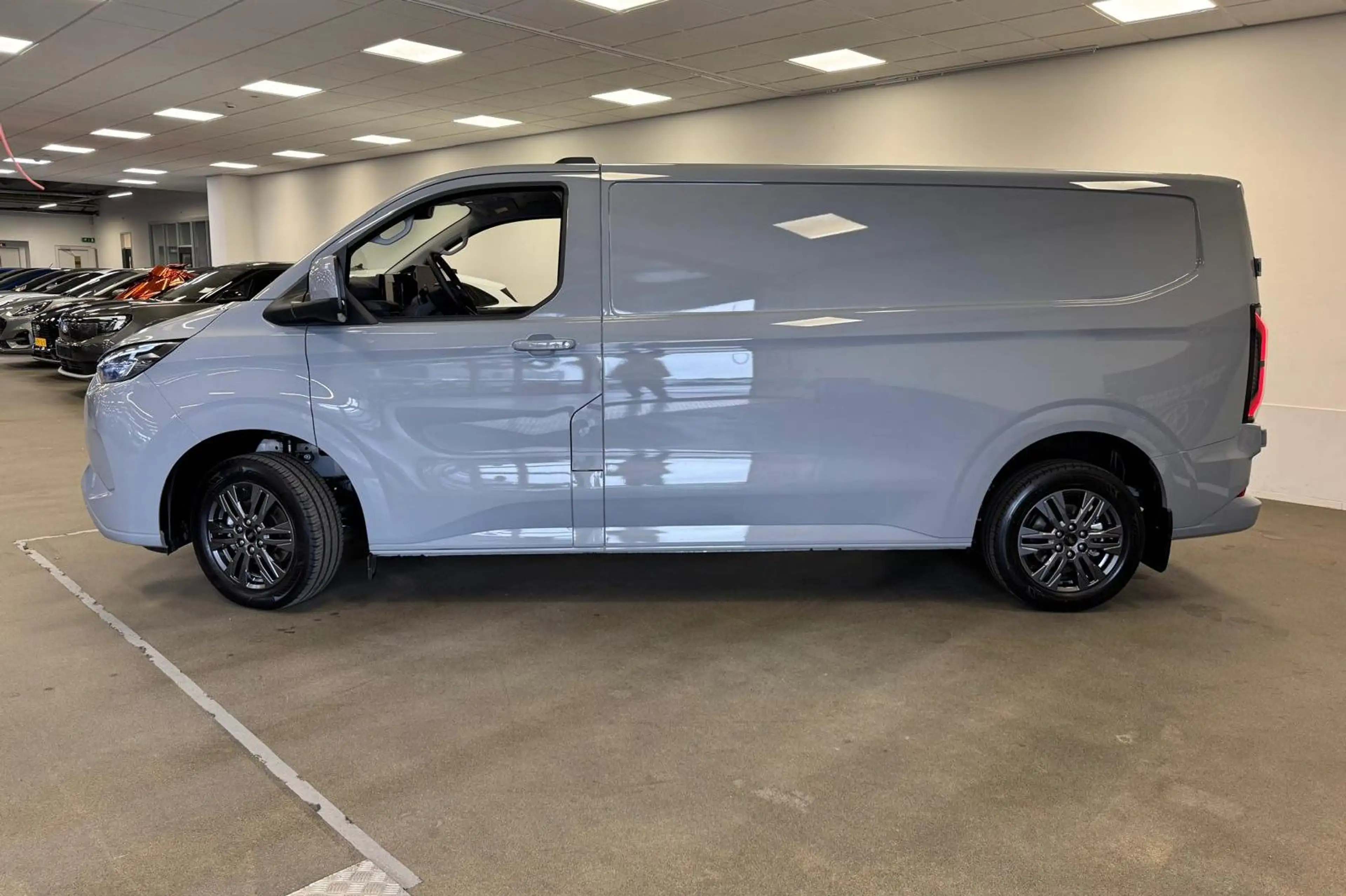Ford E-Transit Cust. 340 L2H1 Limited 65 kWh — photo 8