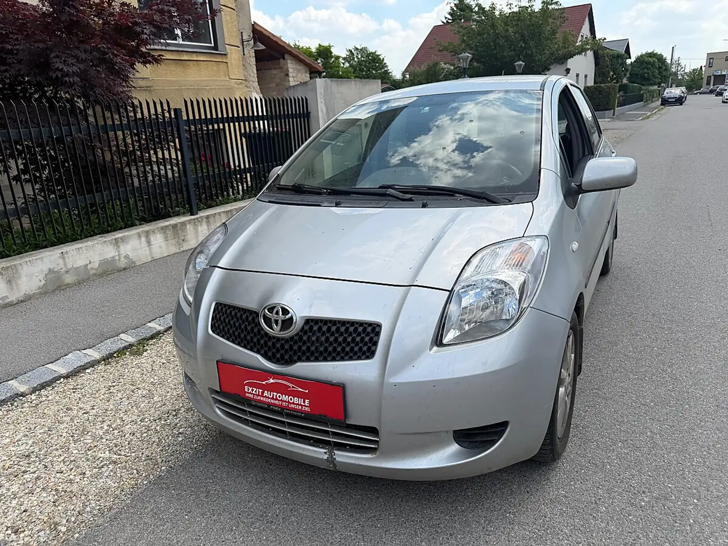 Toyota Yaris 1,3 VVT-i Linea Sol MMT*Automatik* Silber - 1