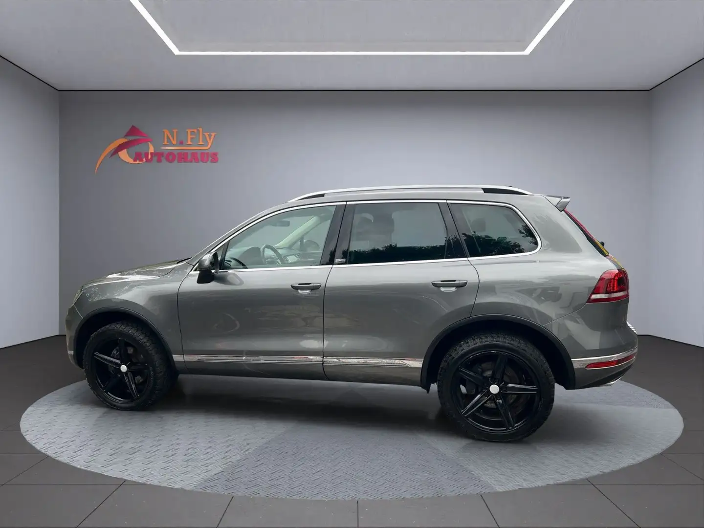 Volkswagen Touareg V6 TDI Executive Edition 4xSZ*LED*AHK*AC Gris - 2