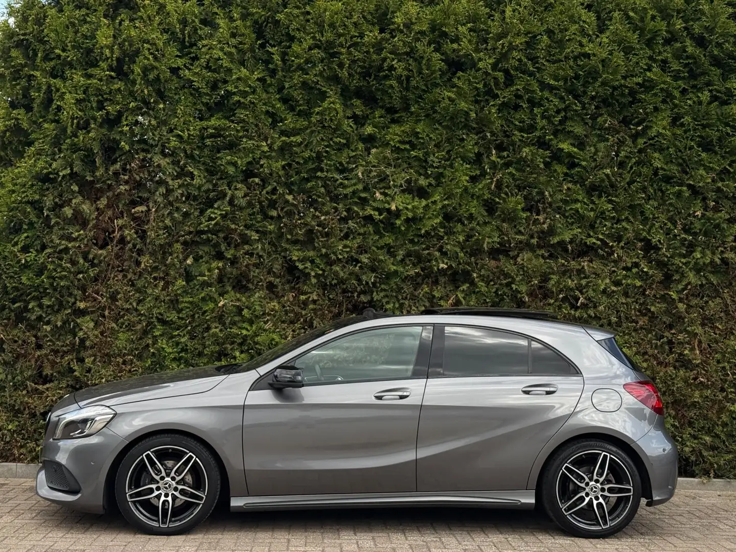 Mercedes-Benz A 180 A180 AMG Pakket Panorama Grau - 2