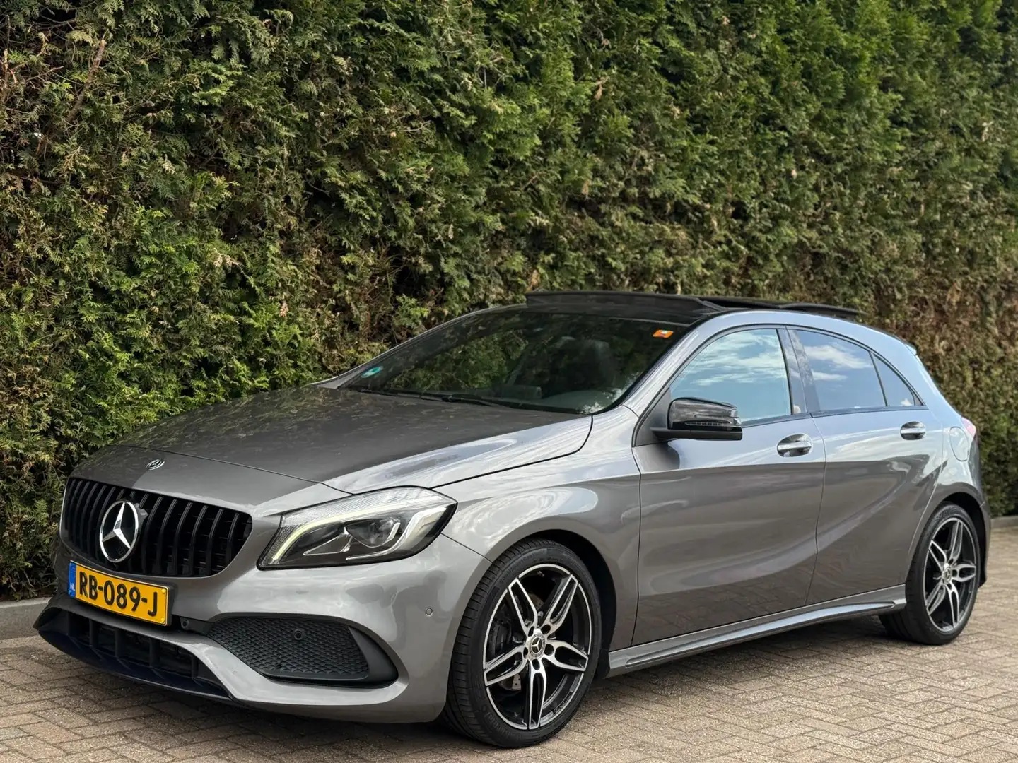 Mercedes-Benz A 180 A180 AMG Pakket Panorama Grau - 1