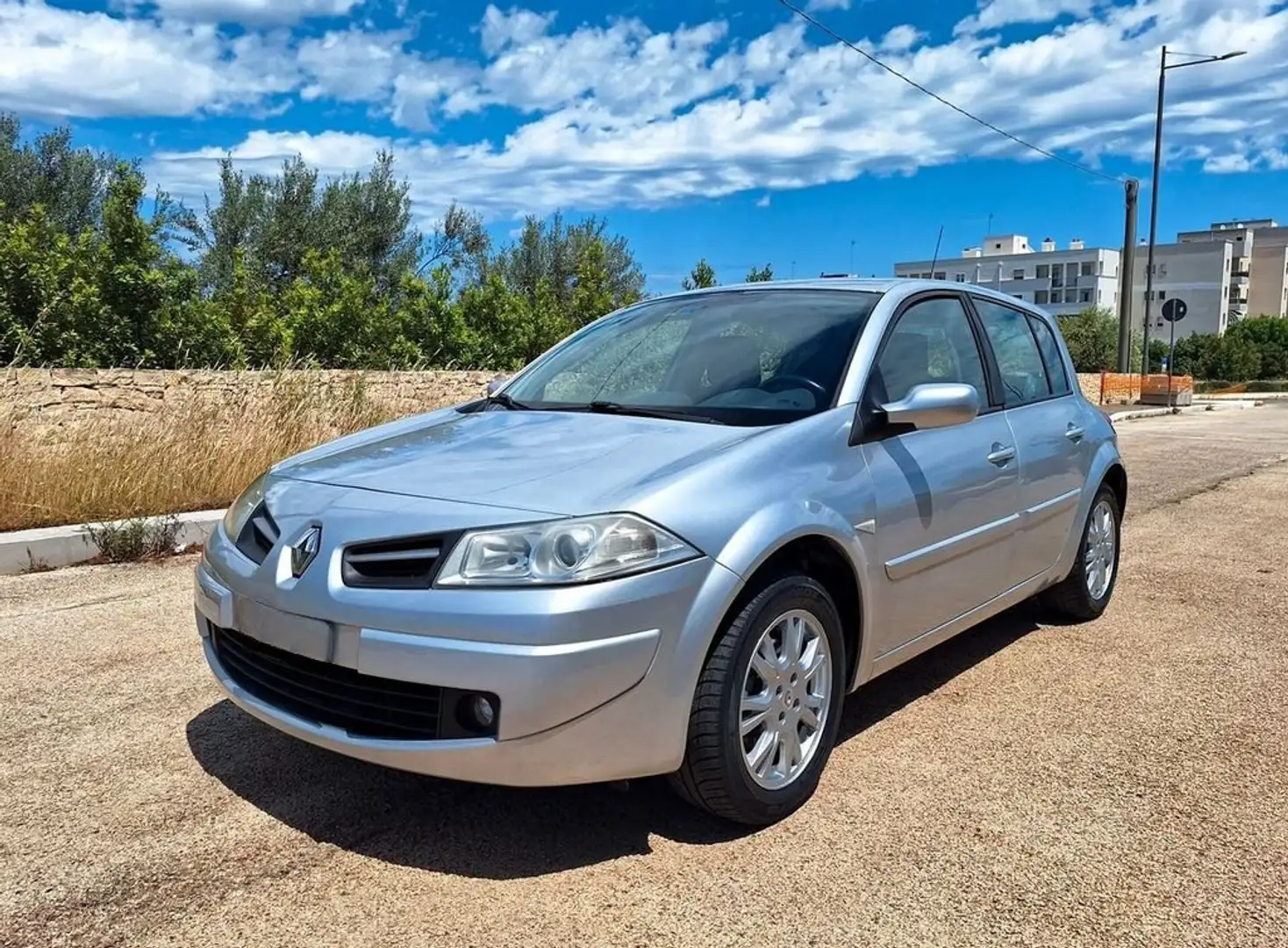 Renault Megane Megane 4p 1.5 dci Confort Dynamique 105cv Срібний - 1