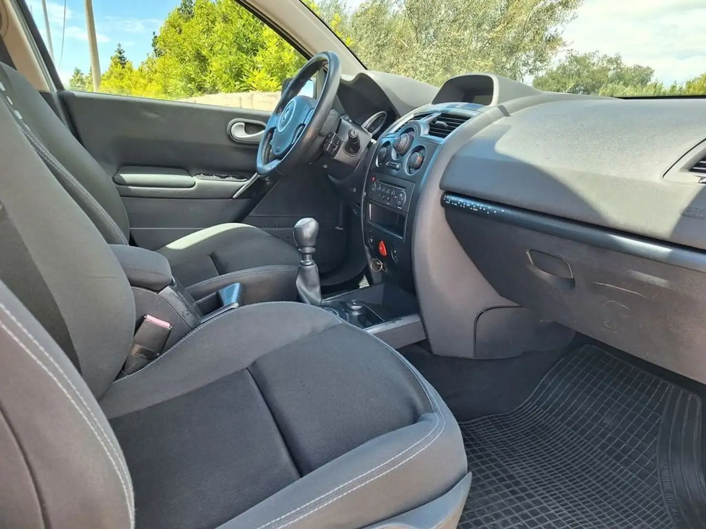 Renault Megane Megane 4p 1.5 dci Confort Dynamique 105cv Срібний - 2