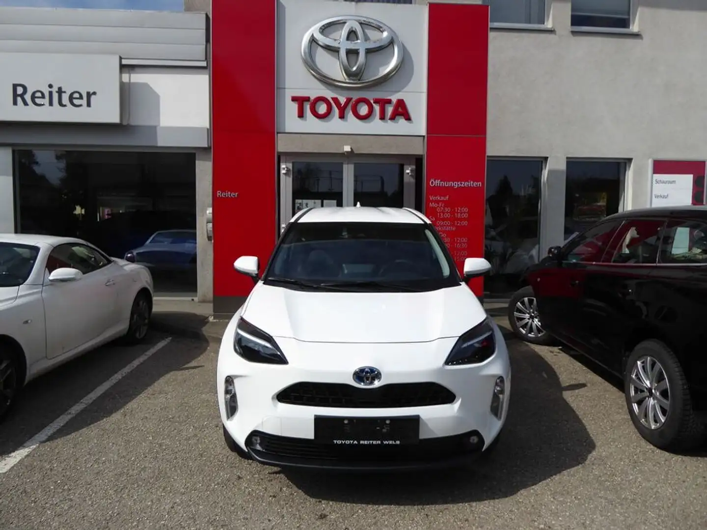 Toyota Yaris Cross 1,5 VVT-i Hybrid City Aut. Weiß - 1