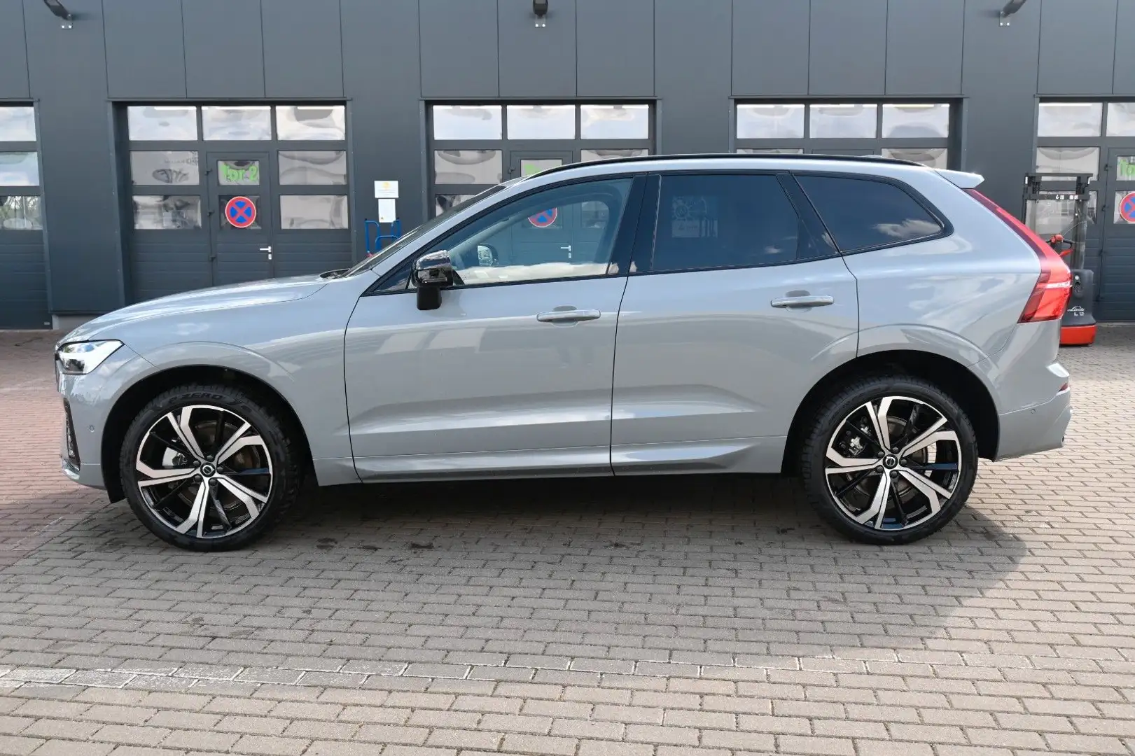 Volvo XC60 B4 D AWD Ultimate Dark*STDHZG*360°*LUFT*ACC Grau - 2