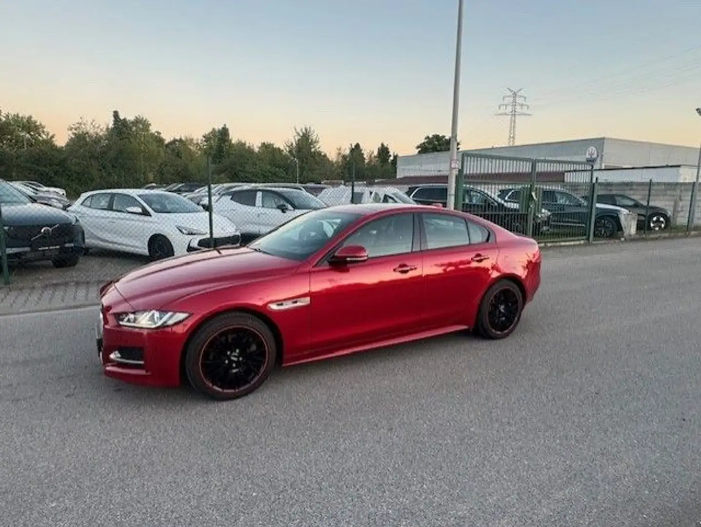 Jaguar XE 20d 180PS R-Sport Automatik Rot - 2