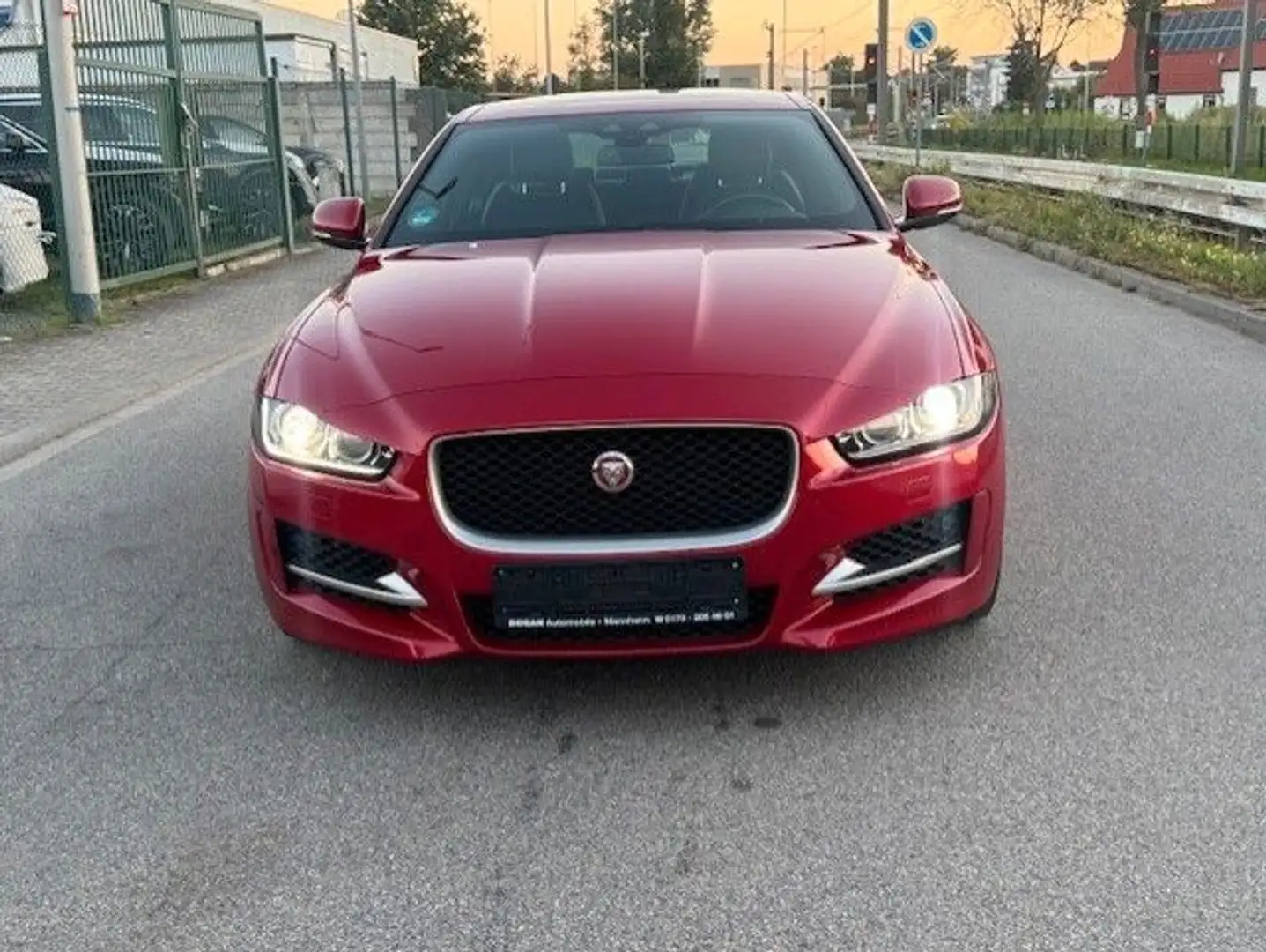 Jaguar XE 20d 180PS R-Sport Automatik Rot - 1