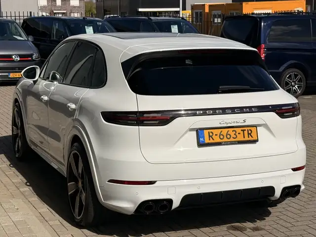 Porsche Cayenne view 16