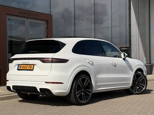 Porsche Cayenne view 15