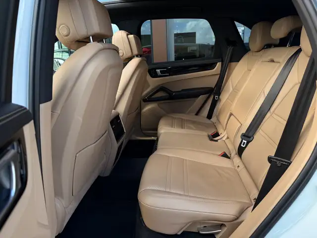 Porsche Cayenne view 9