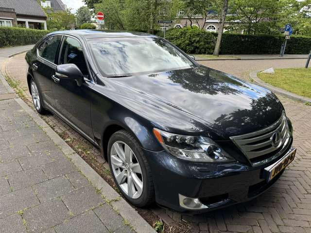Lexus LS 600