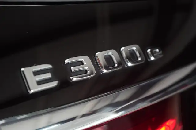 Mercedes-Benz 300 view 7