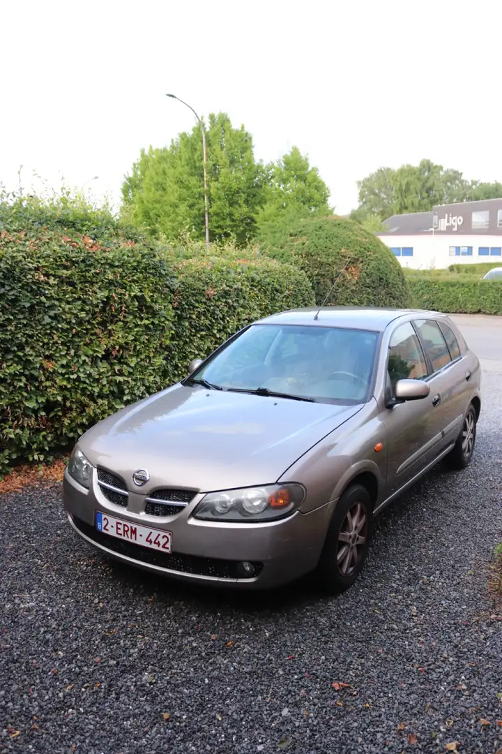 Nissan Almera Nissan Almera 1.5 Benzine Hatchback Beige - 1