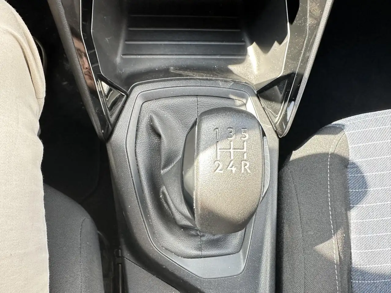 Peugeot 208 208 — photo 18
