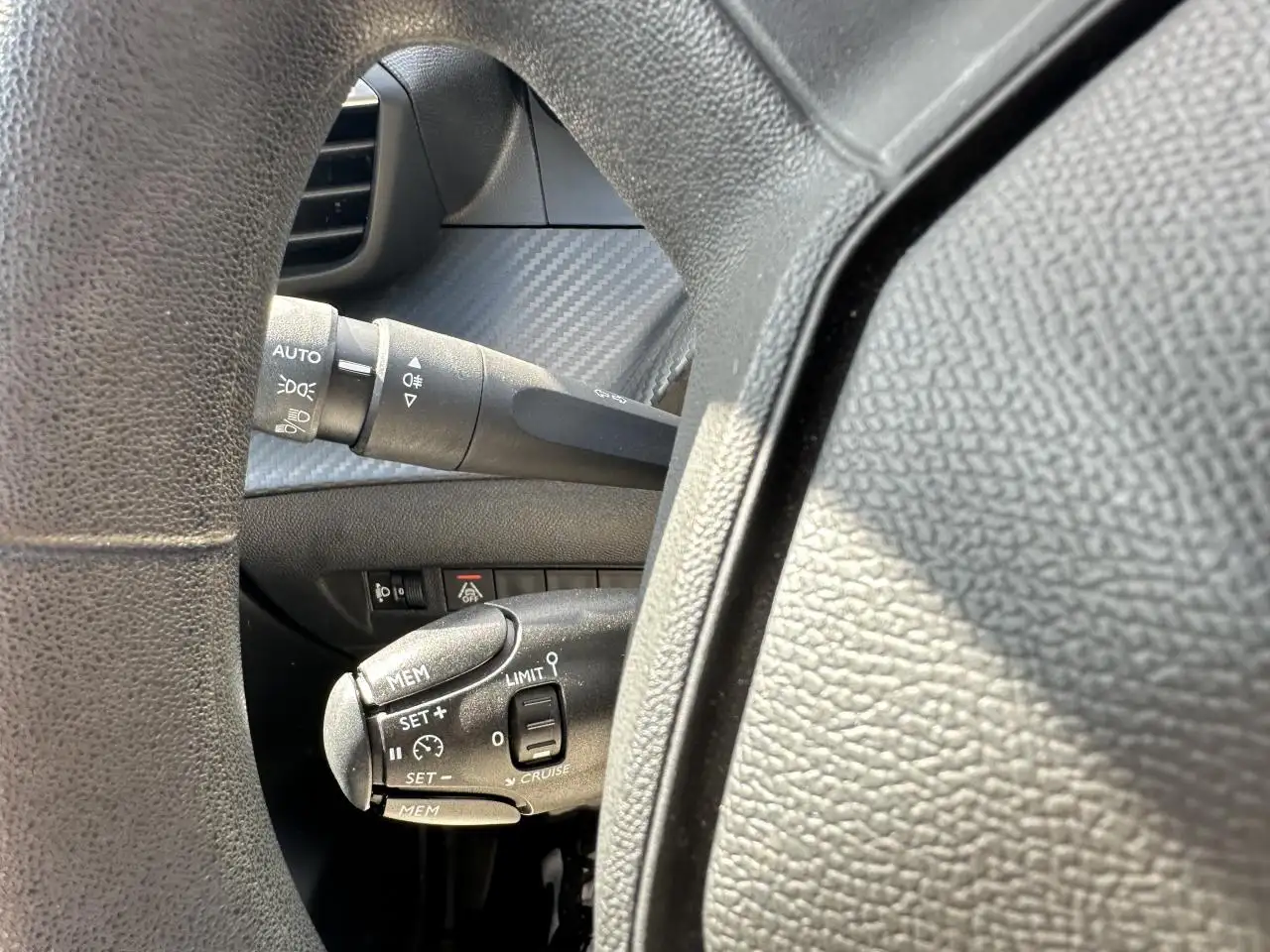 Peugeot 208 208 — photo 9