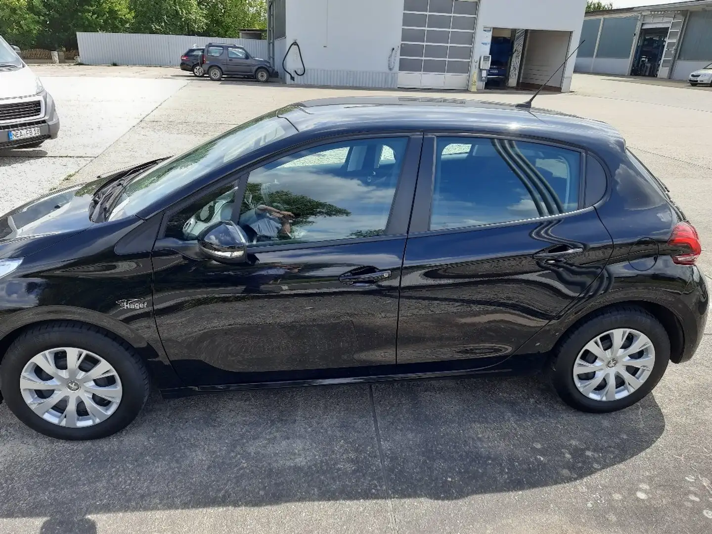 Peugeot 208 Active 110 Sitzheizung Klima Navigation Schwarz - 2