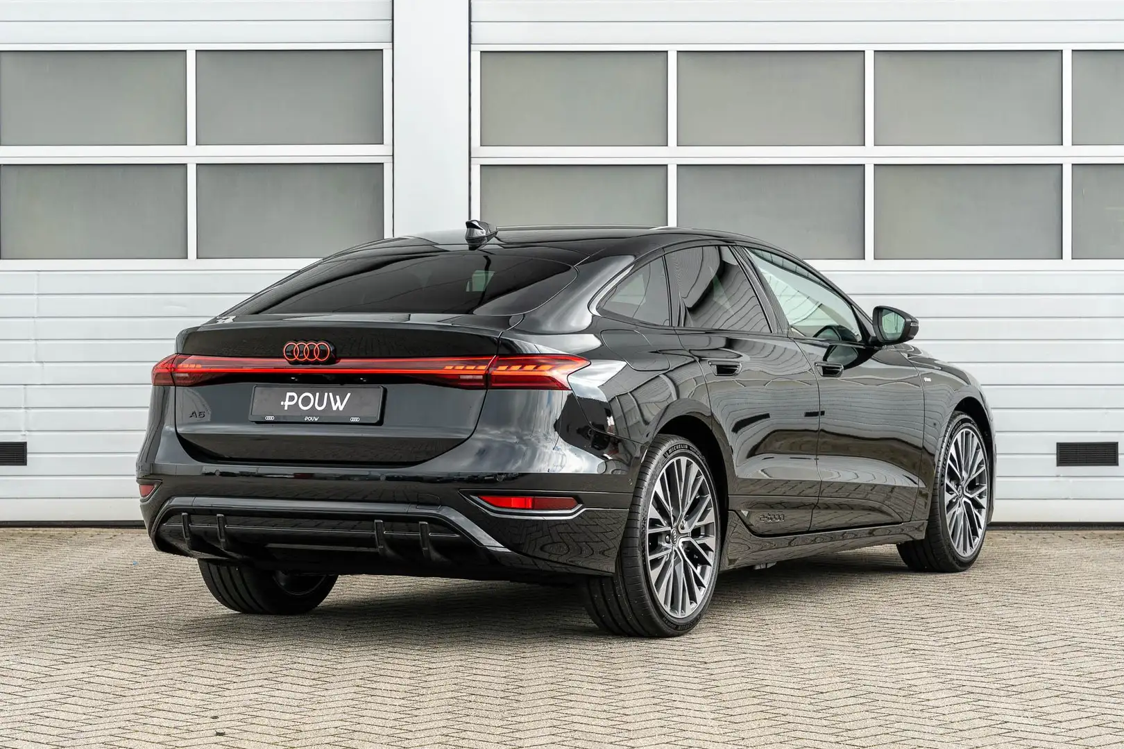 Audi A6 Sportback e-tron Performance 367pk S-line edition Zwart - 2